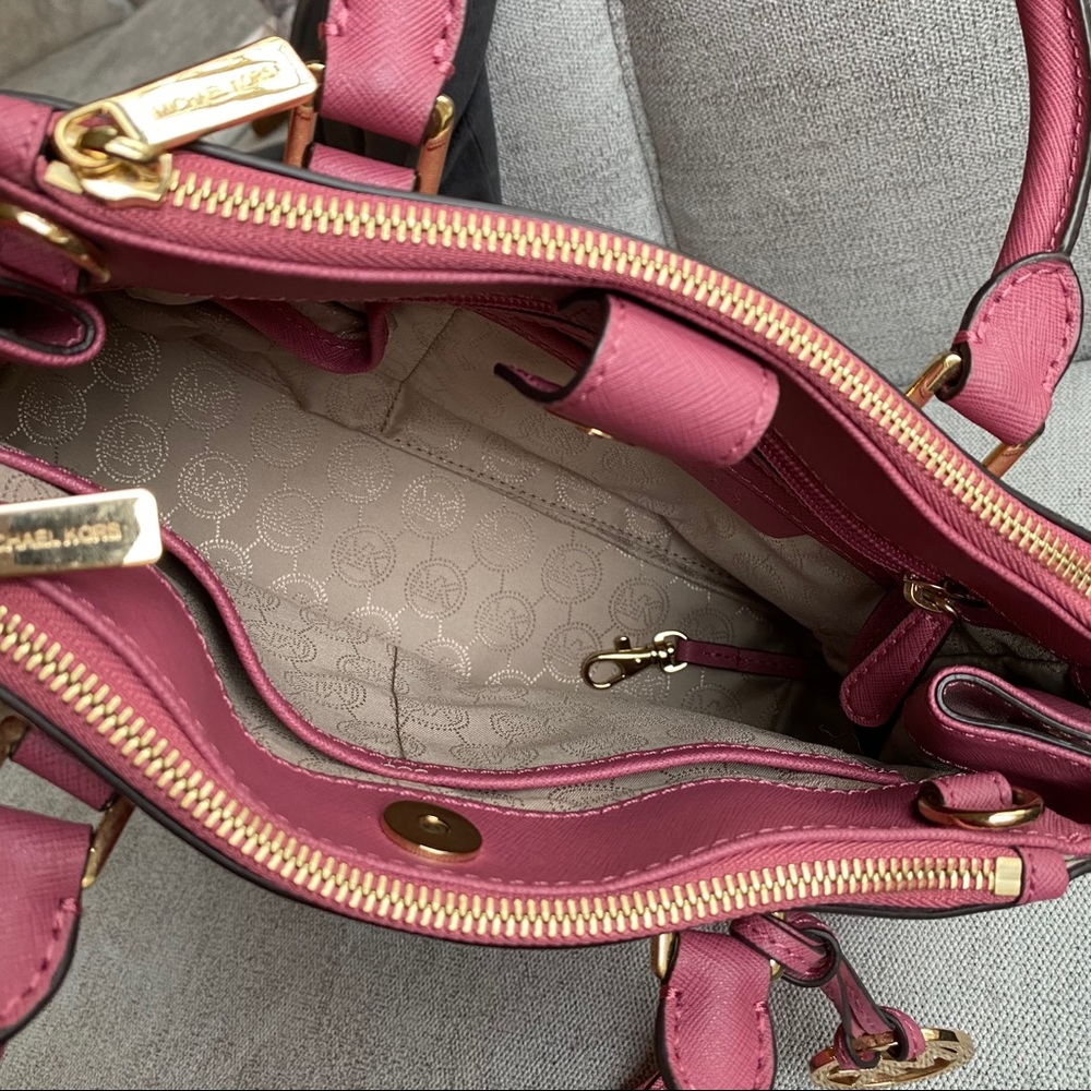 SOLD Michael Kors small Sutton saffiano bag - Picture 8 of 11